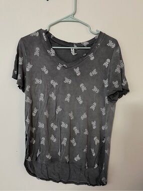 Cable & Gauge Gray Skull Print V-Neck Tee